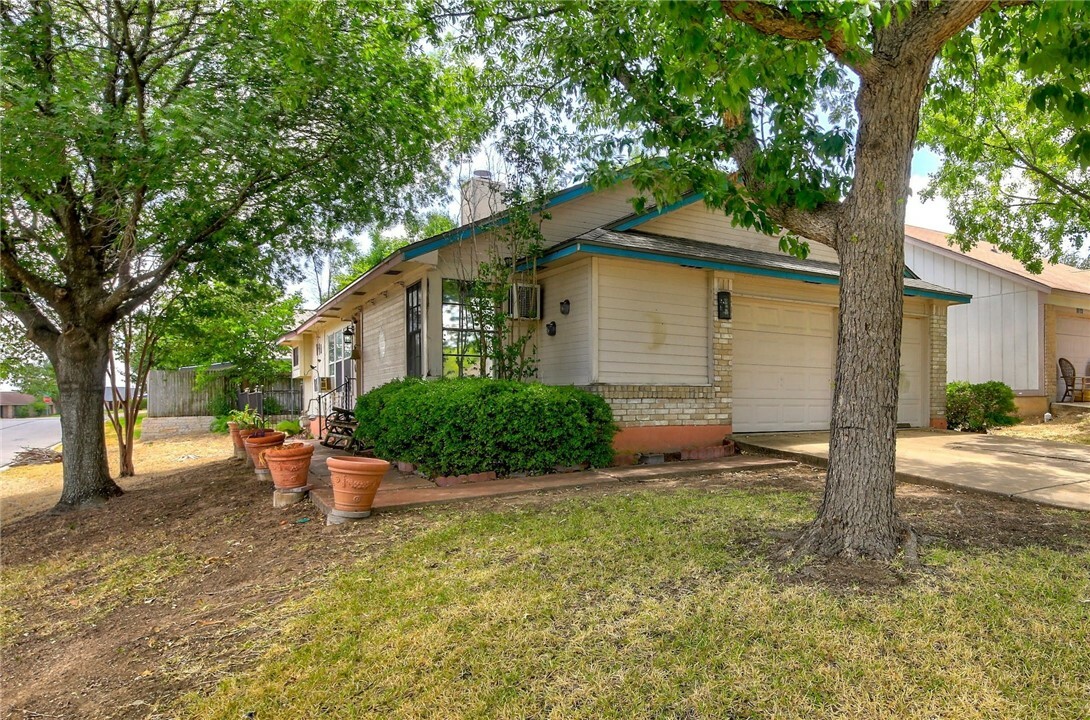 Property Photo: 1203 Fairlawn Cove TX 78664