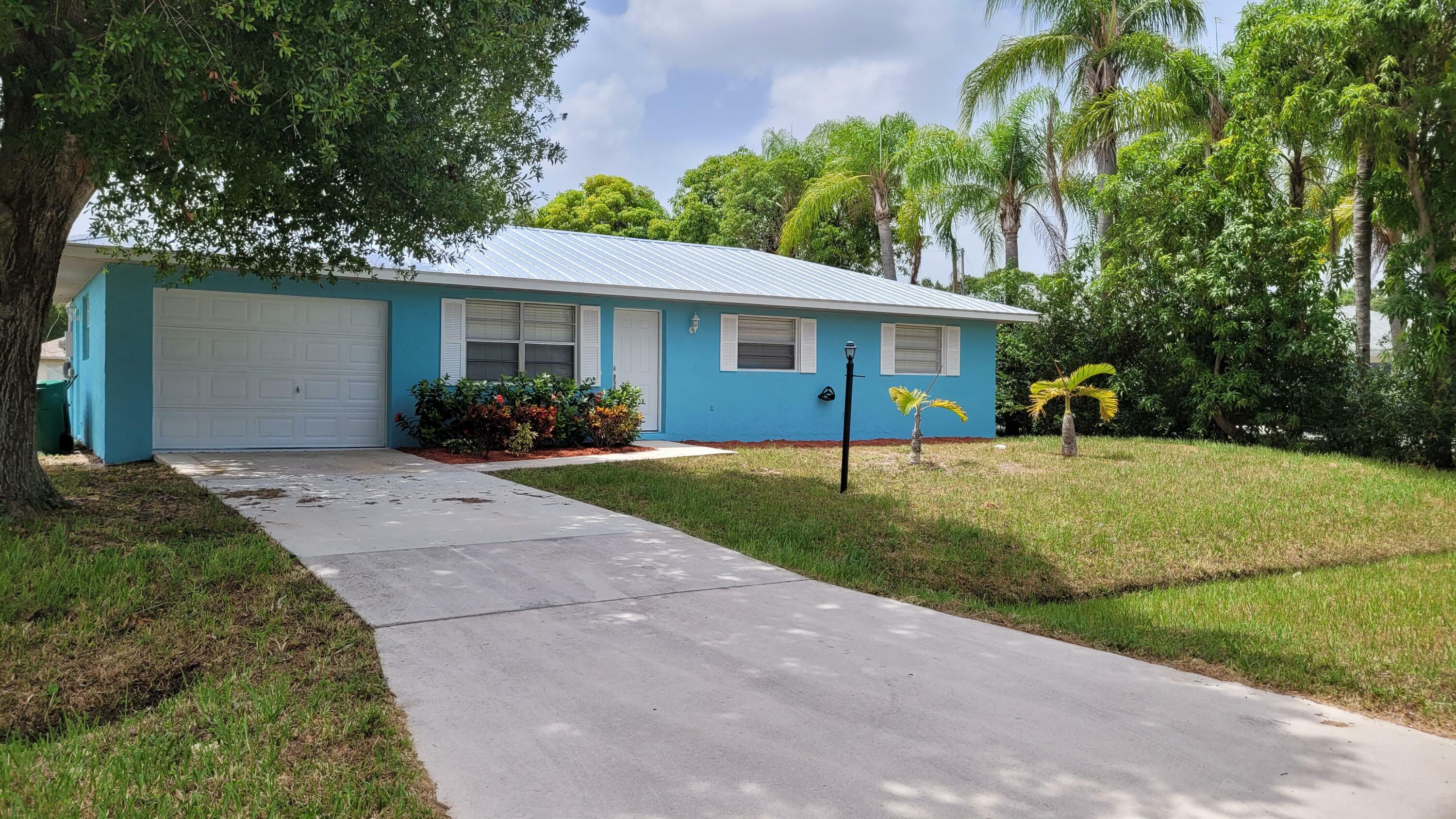 Property Photo:  716 SW Avens Street  FL 34983 