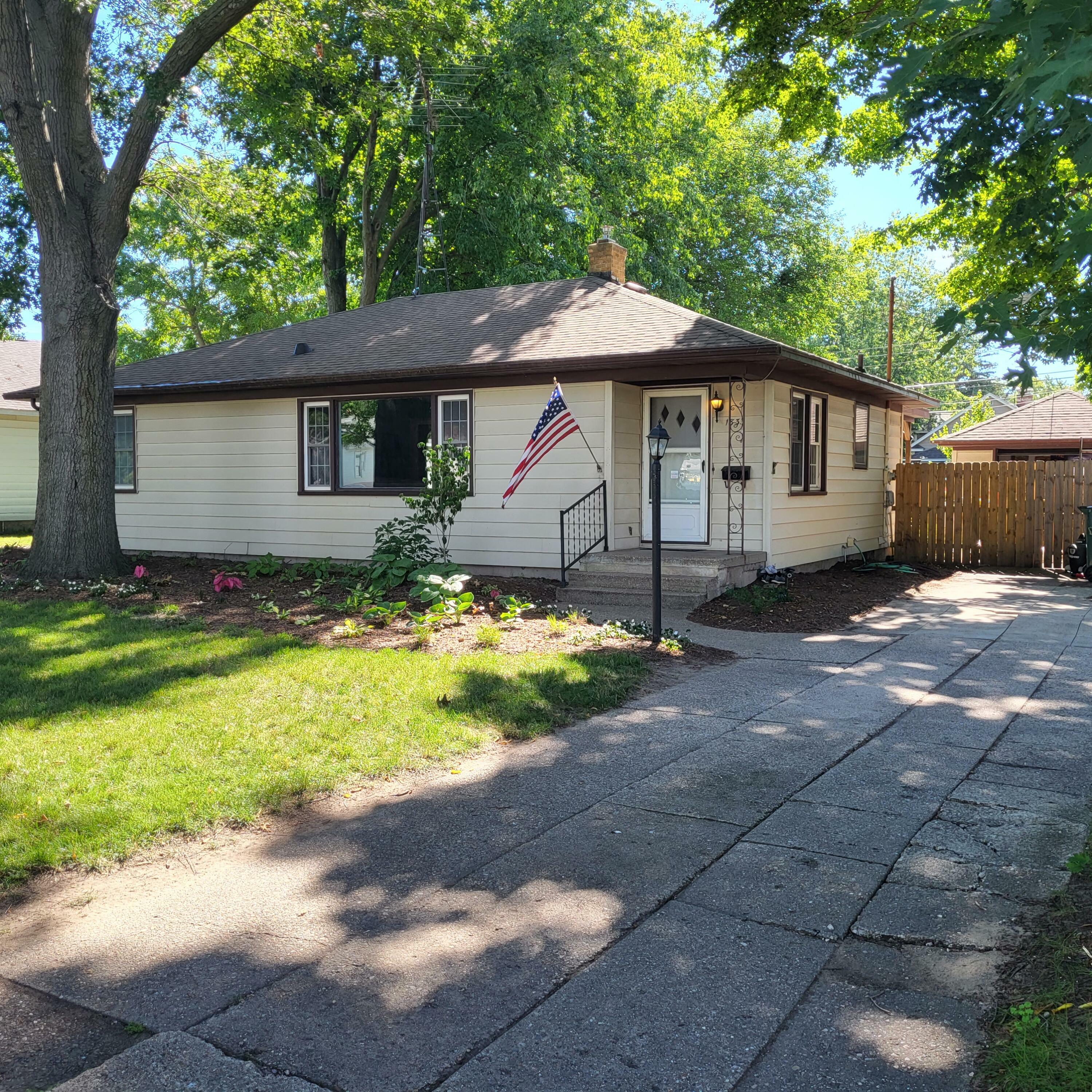 Property Photo:  1833 Mills Avenue  MI 49445 