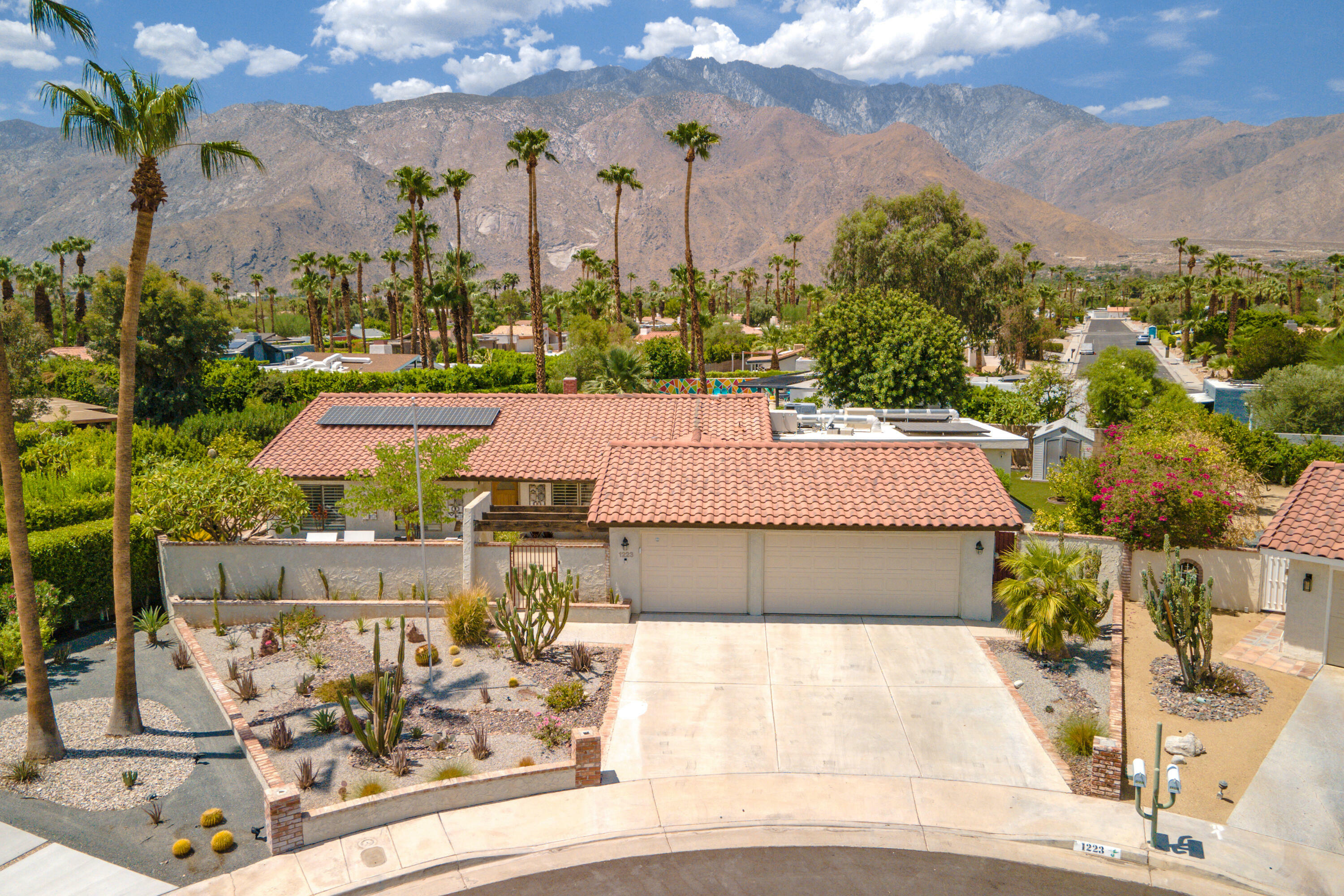 Property Photo: 1223 E Del Mar Way CA 92262