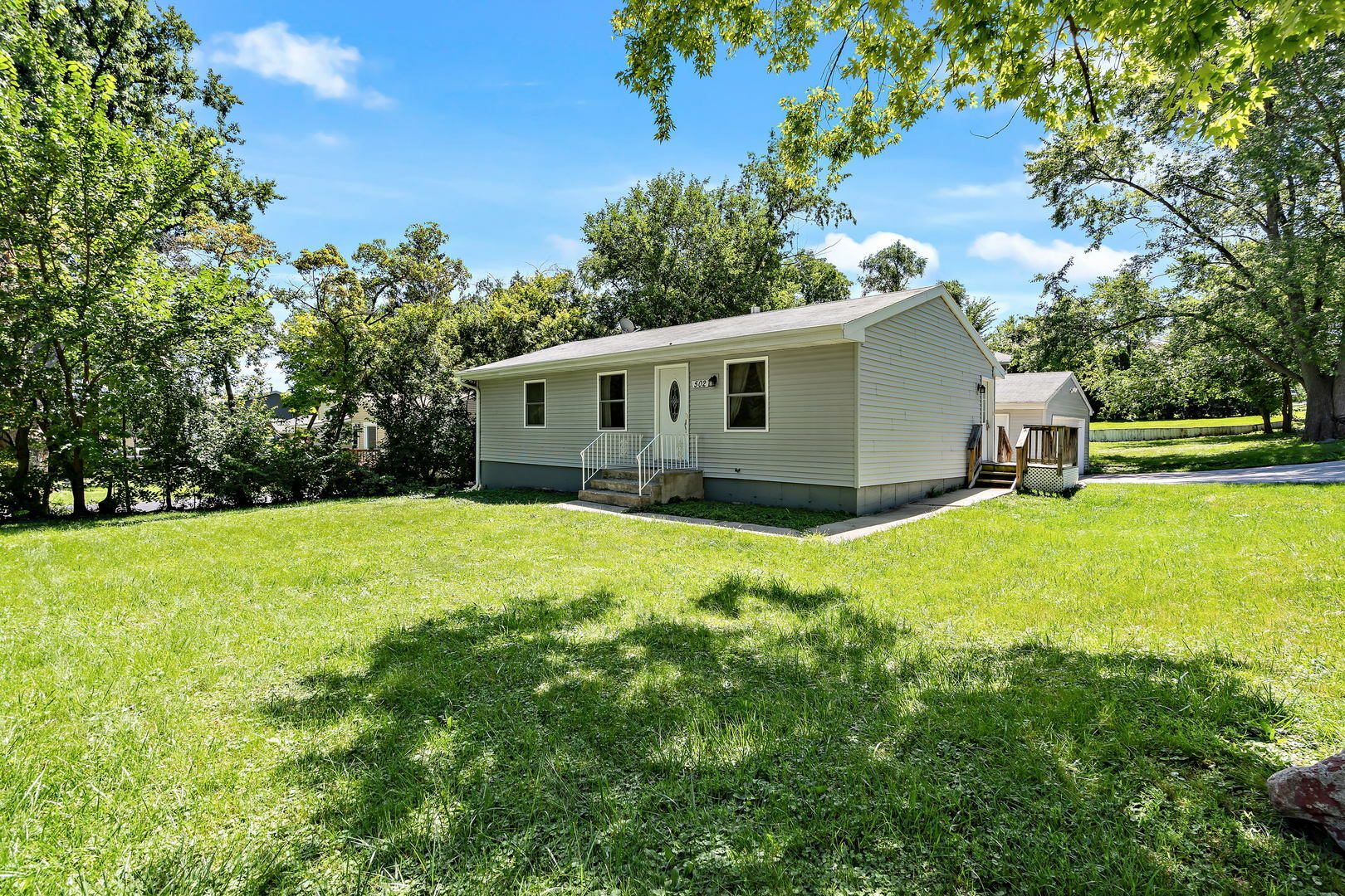 Property Photo:  502 E Oak Street  IL 60156 