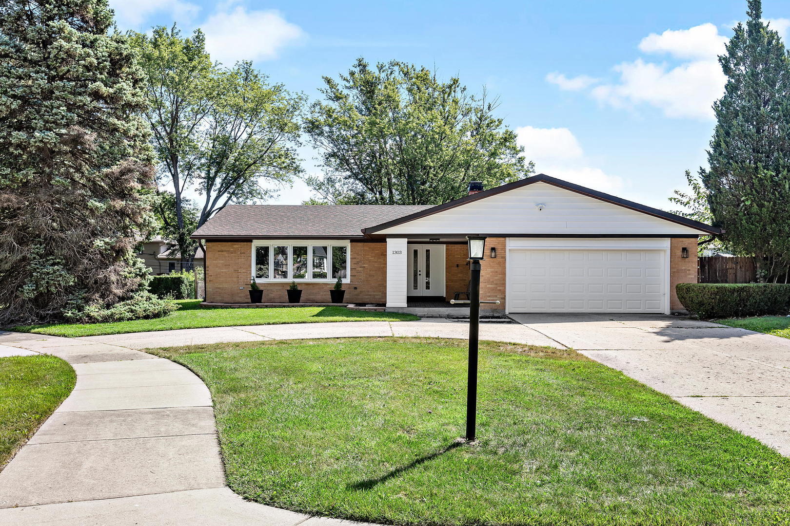 Property Photo: 1303 N Santee Lane IL 60056
