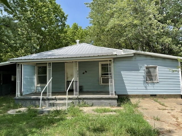 Property Photo:  207 Park Street  AR 72744 