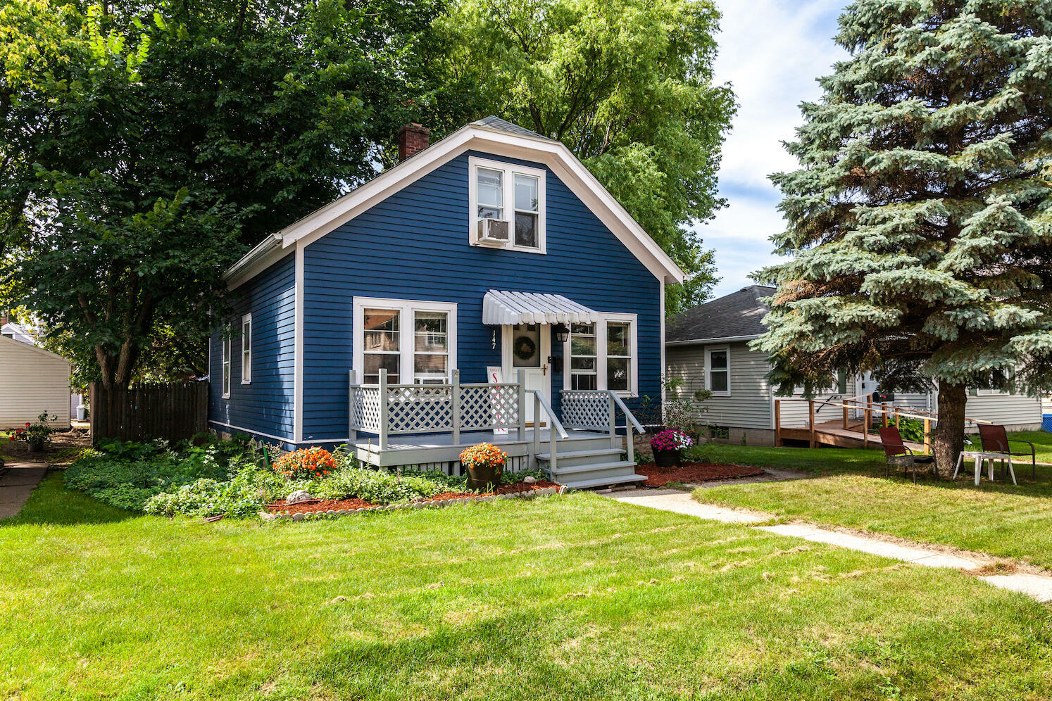 Property Photo:  147 Frame Ave  WI 53186 