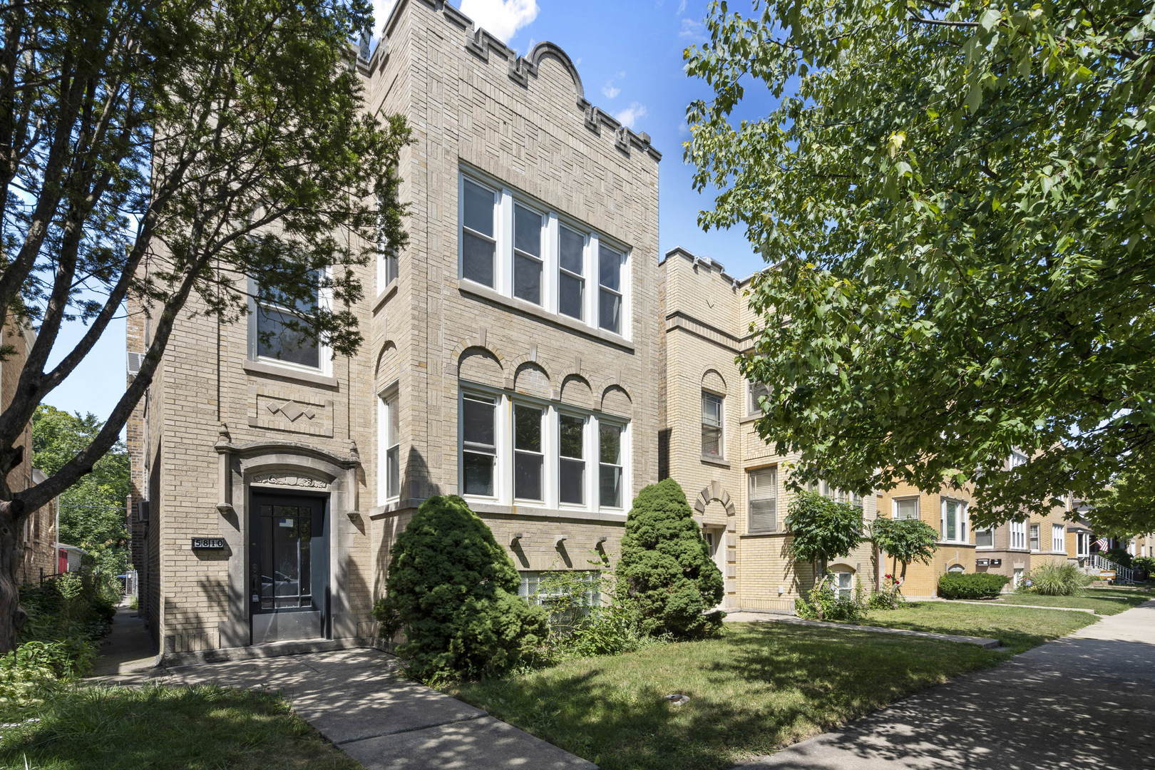 Property Photo: 5810 N Spaulding Avenue IL 60659