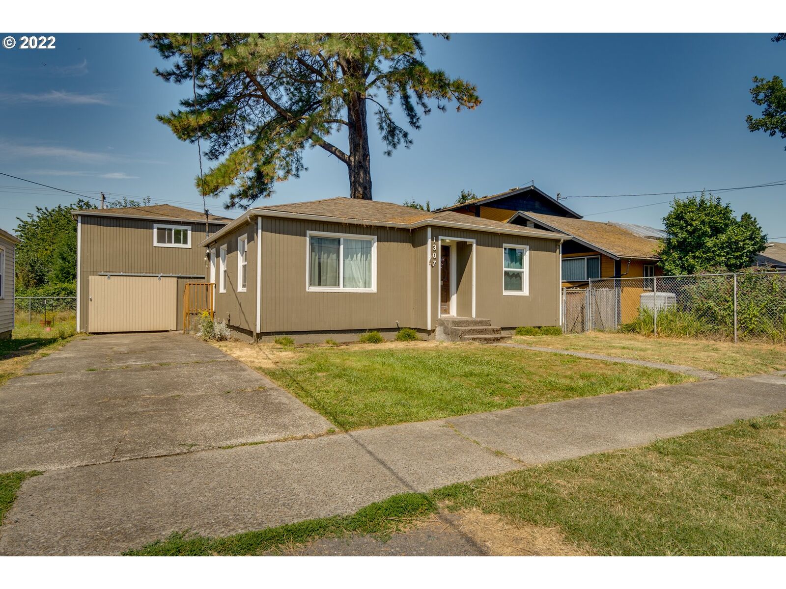 Property Photo:  1307 S 3rd Ave  WA 98626 