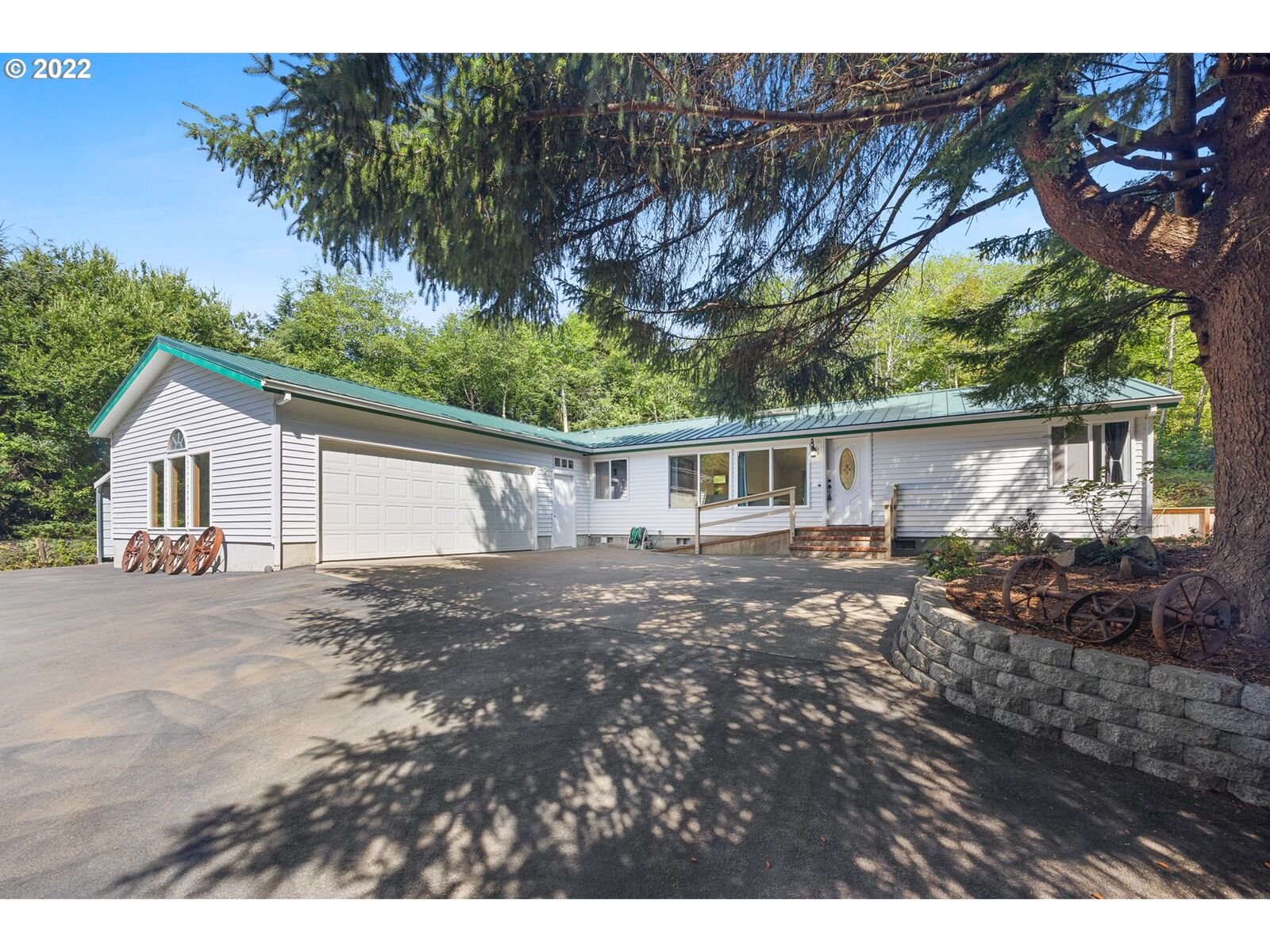 Property Photo: 1180 Phelps Ave OR 97143