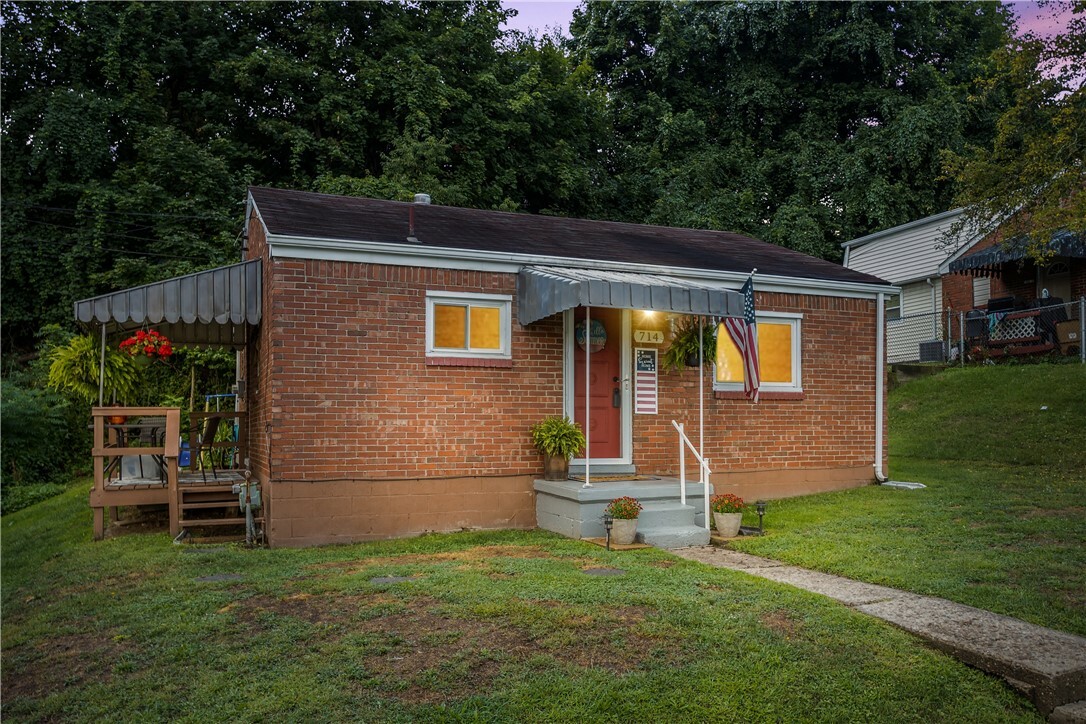Property Photo: 714 Memory Lane PA 15133