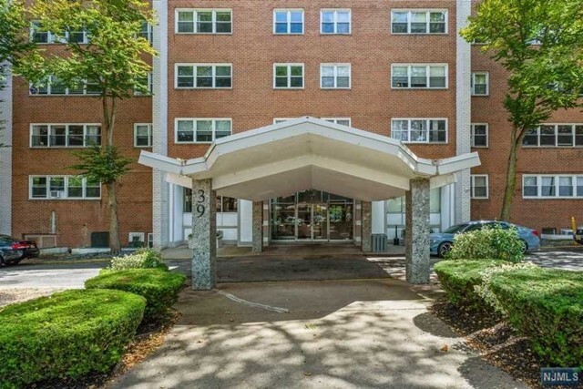 Property Photo: 39 East 39th Street 2G NJ 07514