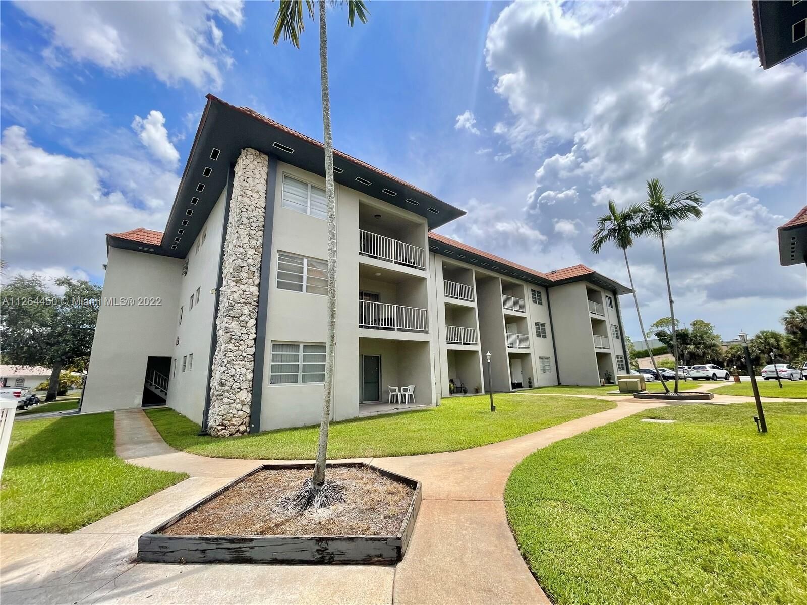 Property Photo:  13900 Lake Placid Ct A39  FL 33014 