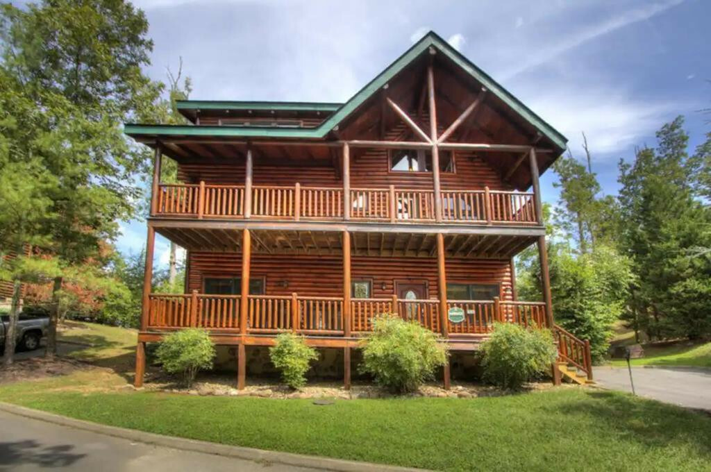 Property Photo: 1663 Mountain Lodge Way TN 37862