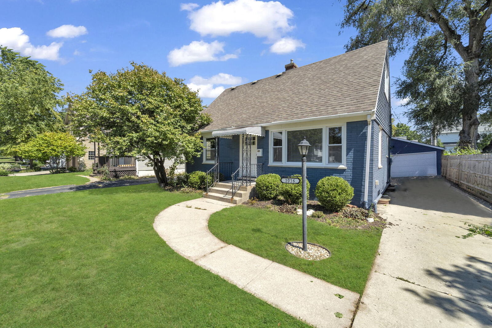 Property Photo: 1016 N Webster Street IL 60563