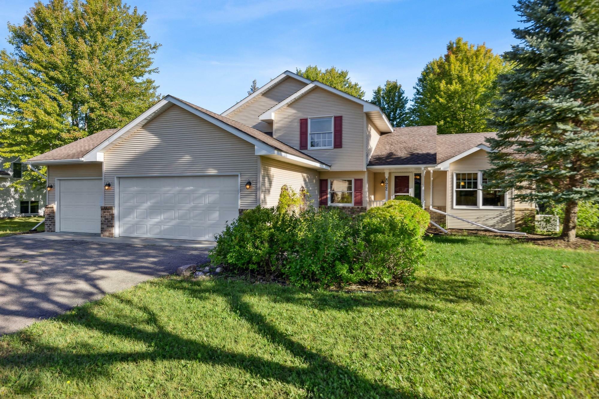 Property Photo:  822 Brandenburg Drive  MN 55318 