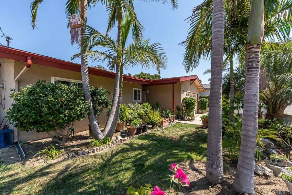 Property Photo: 2902 E Barnwell Street CA 92054