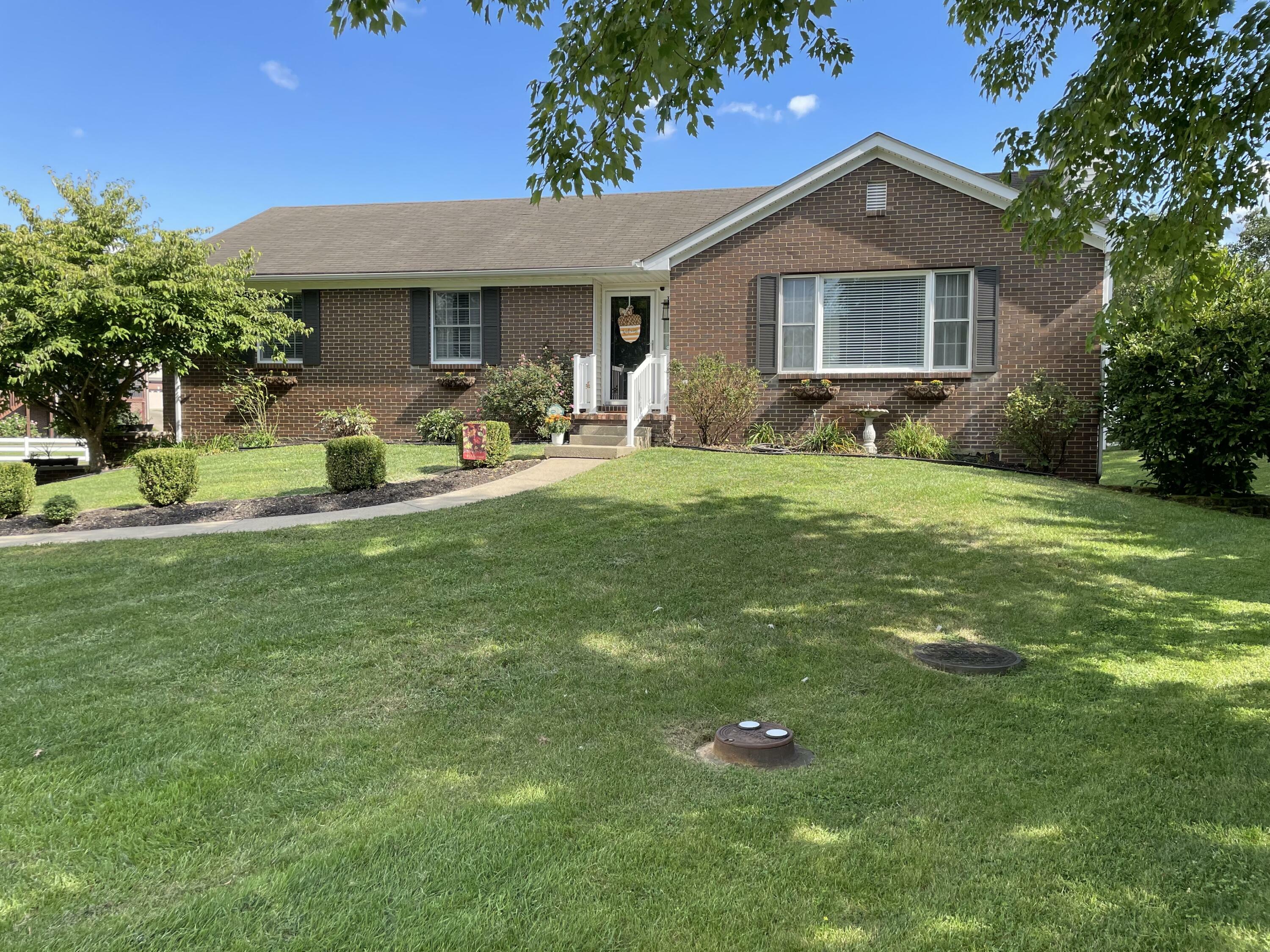 Property Photo:  211 Man-O-War Circle  KY 40601 