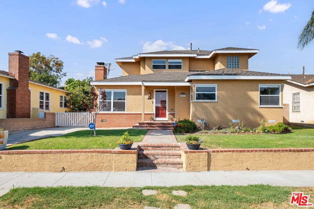 Property Photo:  1301  E Marshall Pl  CA 90807 