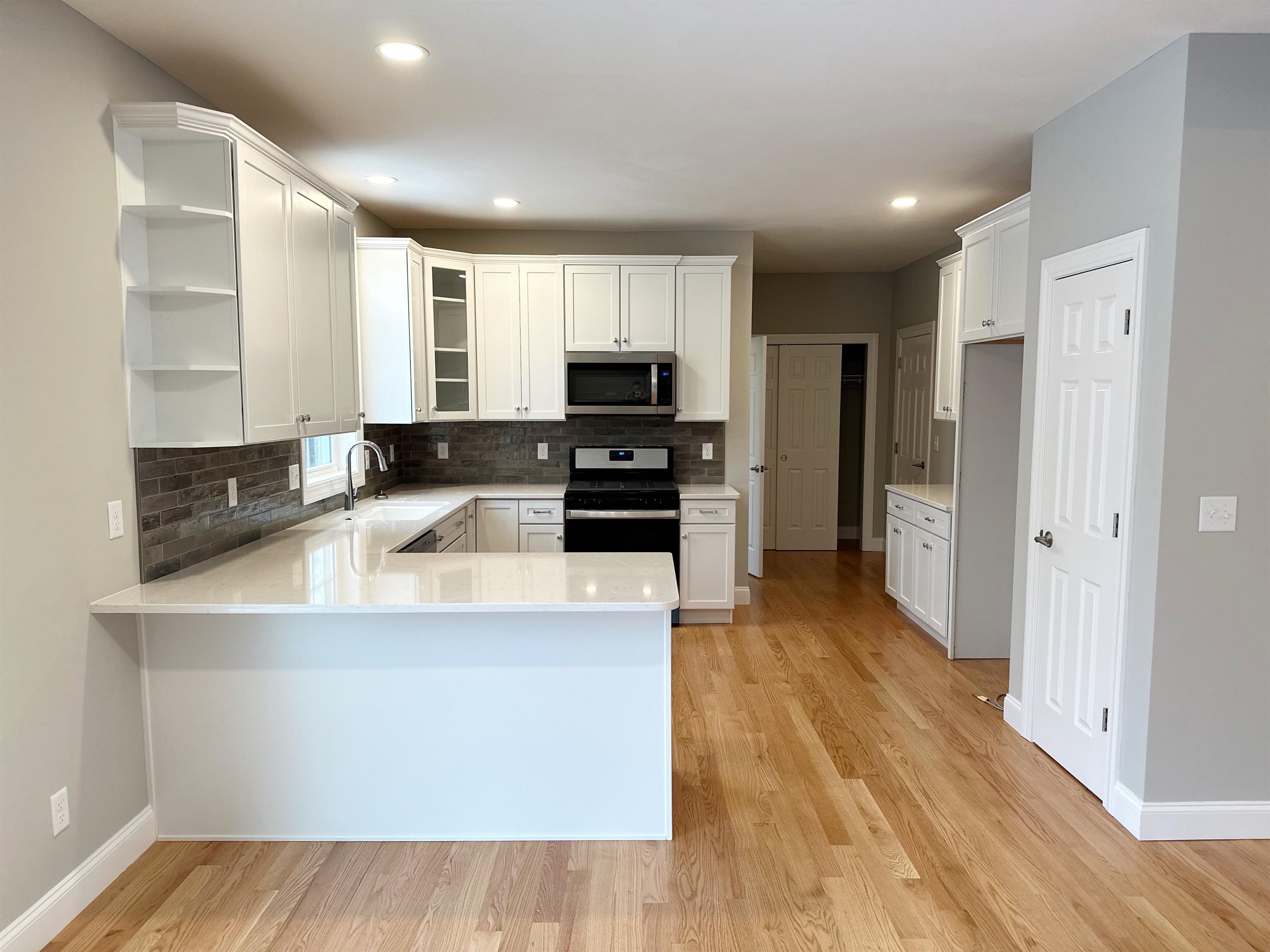 Property Photo:  21 Huntington Ridge Road 7  NH 03110 