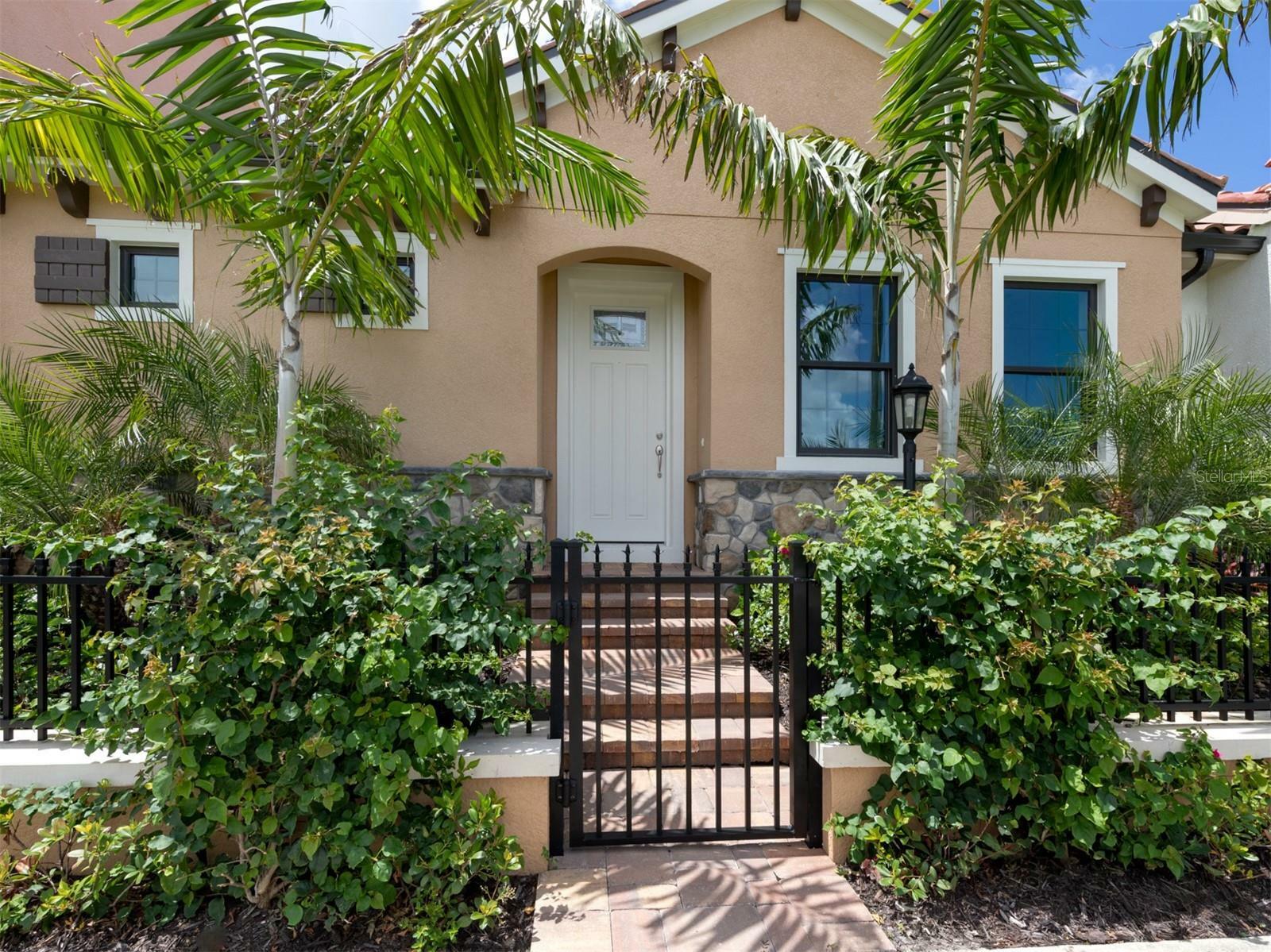 Property Photo:  910 E Venice Avenue  FL 34285 