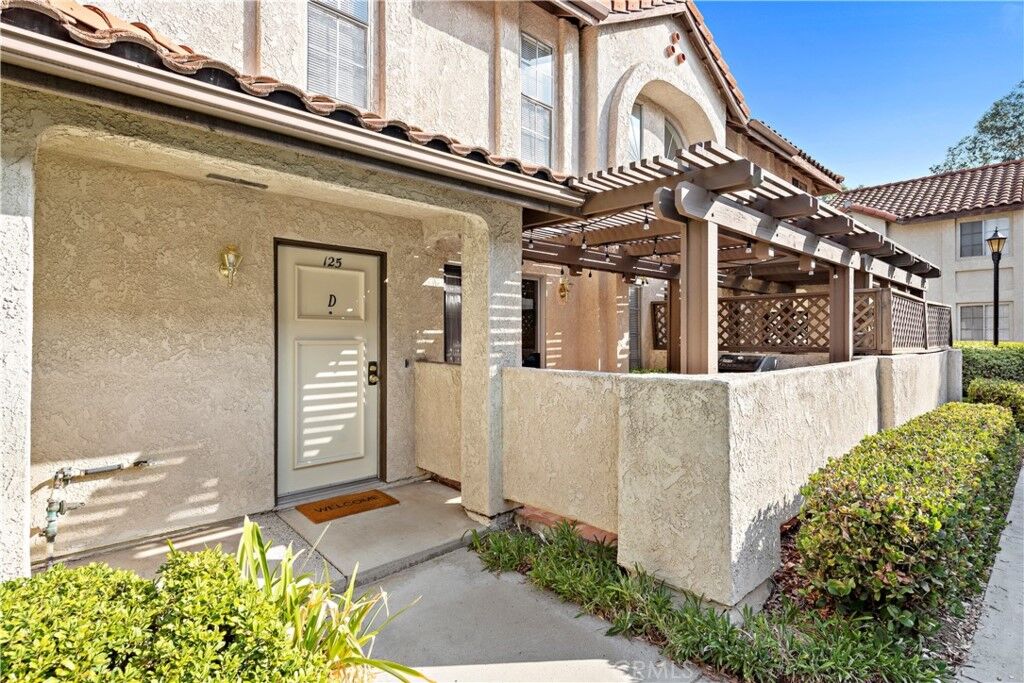 Property Photo:  23286 La Mar D  CA 92691 