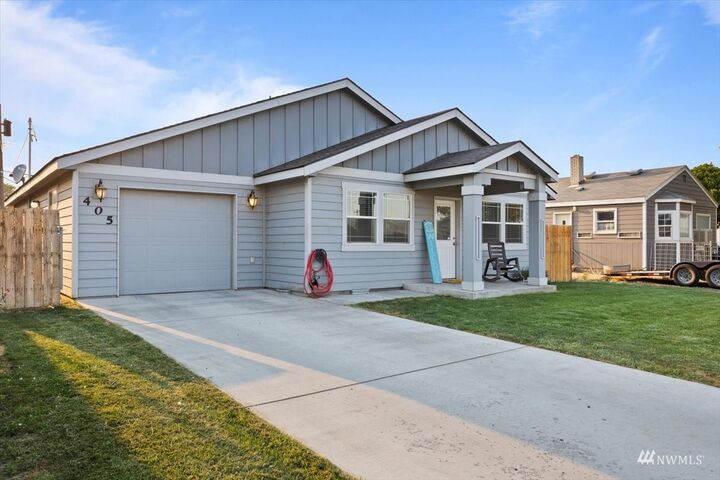 Property Photo:  405 S Oak  WA 98857 