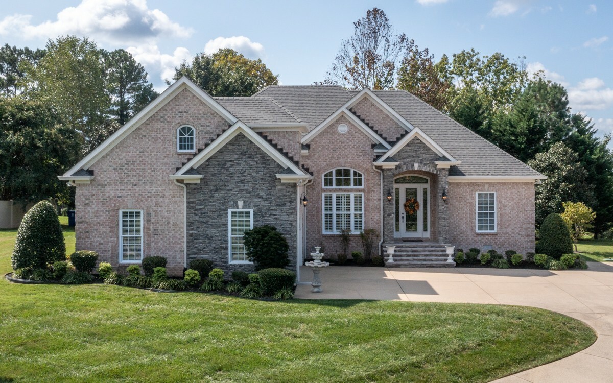 Property Photo: 1004 Briarwood Dr TN 37048