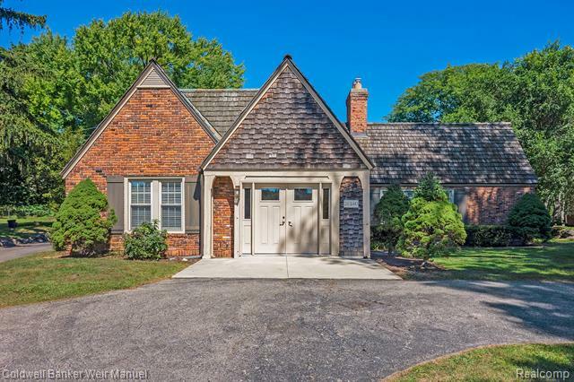 Property Photo: 26340 Wellington Road MI 48025