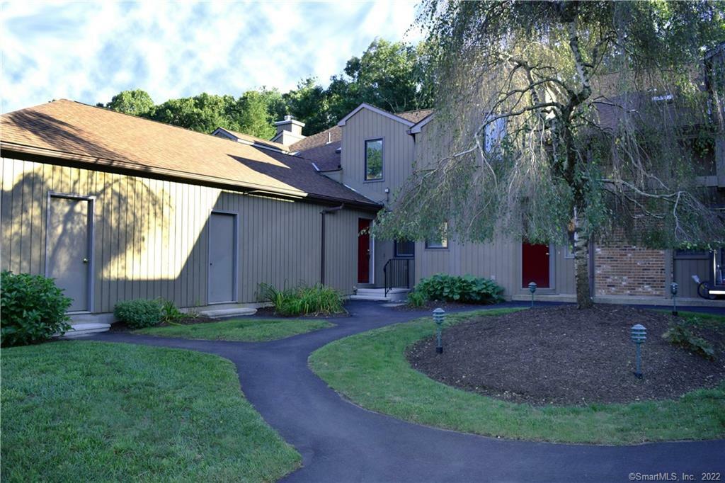 Property Photo:  43 Far View Commons 43  CT 06488 