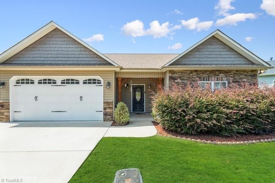 Property Photo: 2021 Chantilly Lane NC 28146