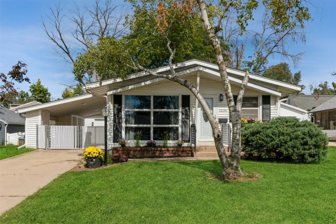 Property Photo:  3836 Vine Avenue SE  IA 52403 