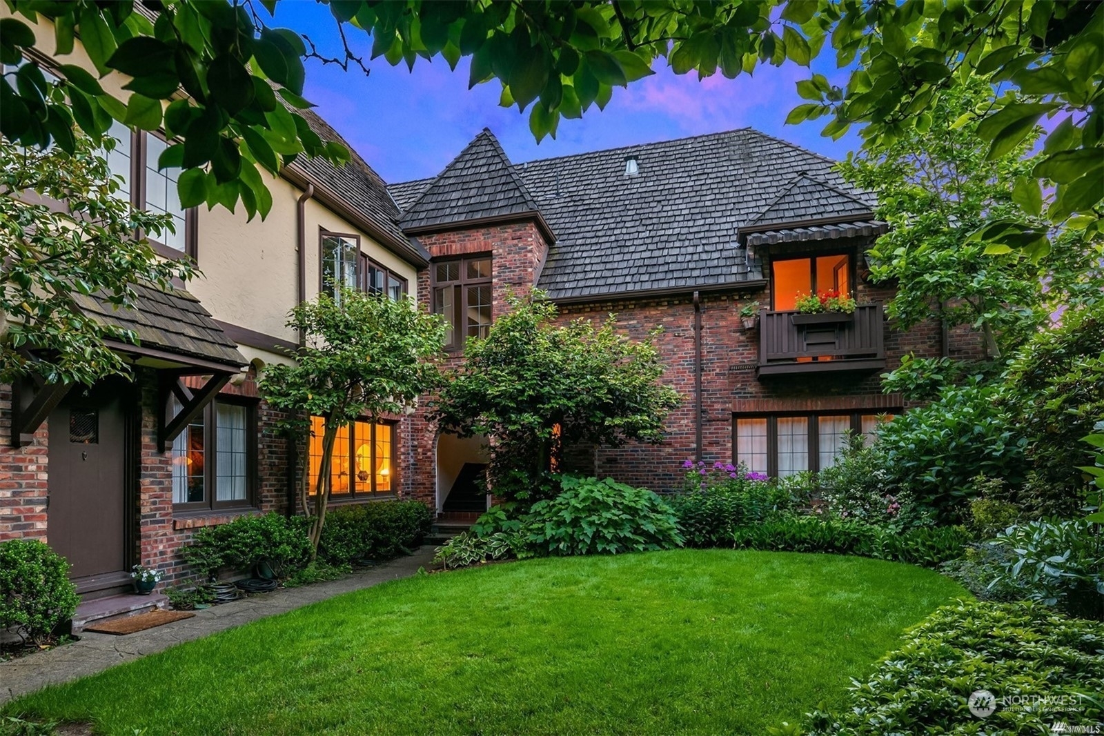 Property Photo: 1305 E Republican Street 5 WA 98102