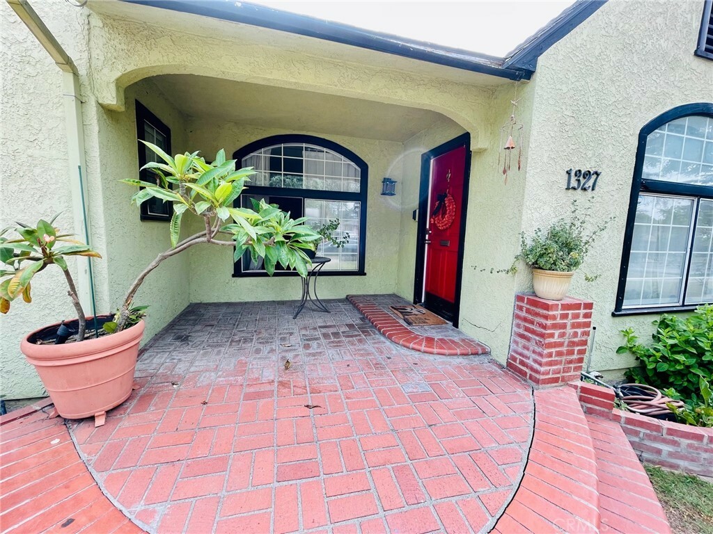 Property Photo:  1327 S Birch Street  CA 92707 