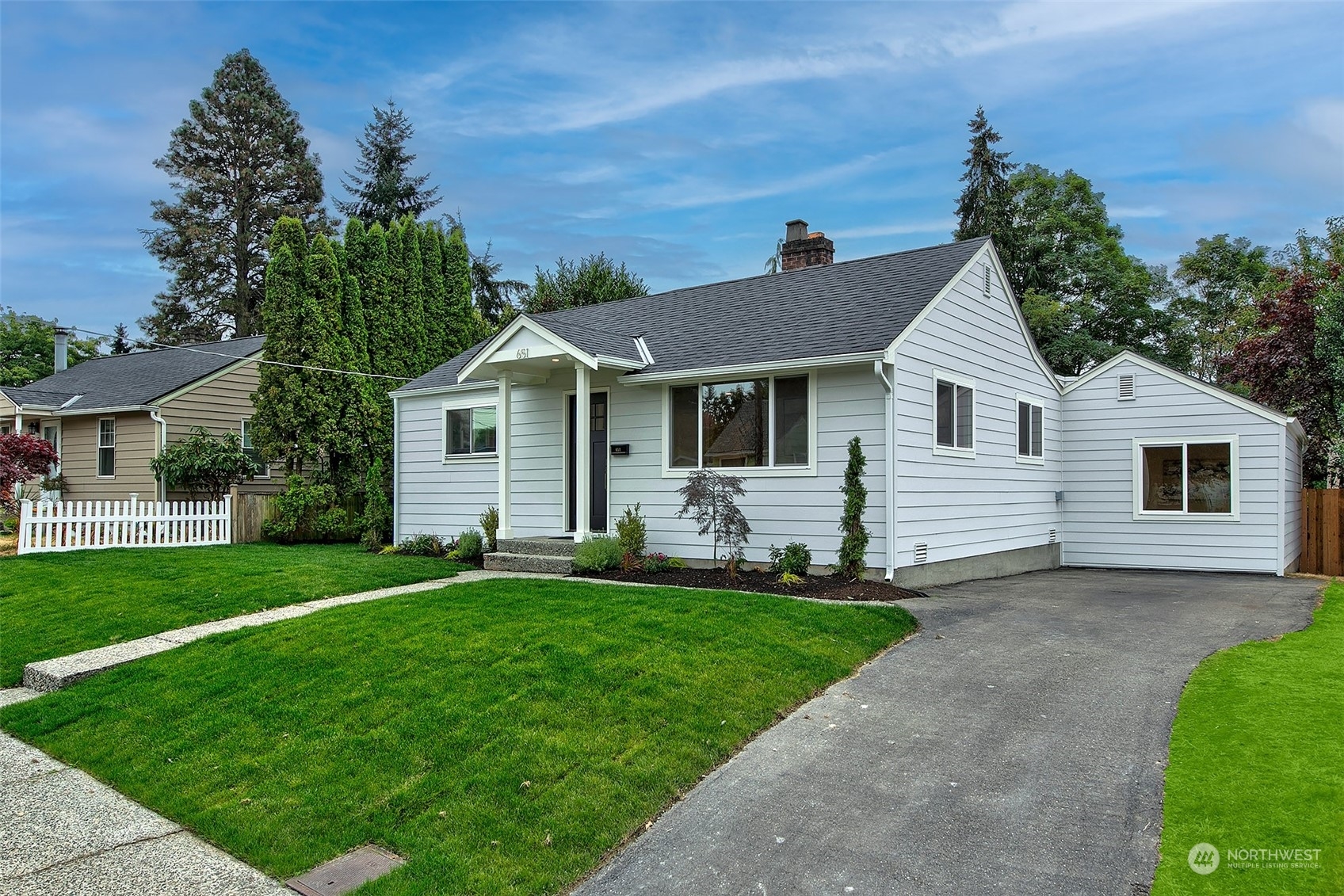 Property Photo:  651 SW 136th Place  WA 98166 