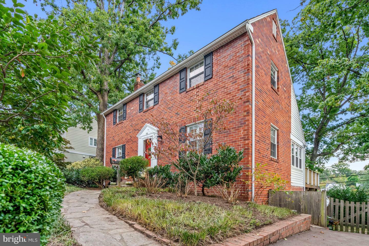 Property Photo: 718 S Overlook Drive VA 22305