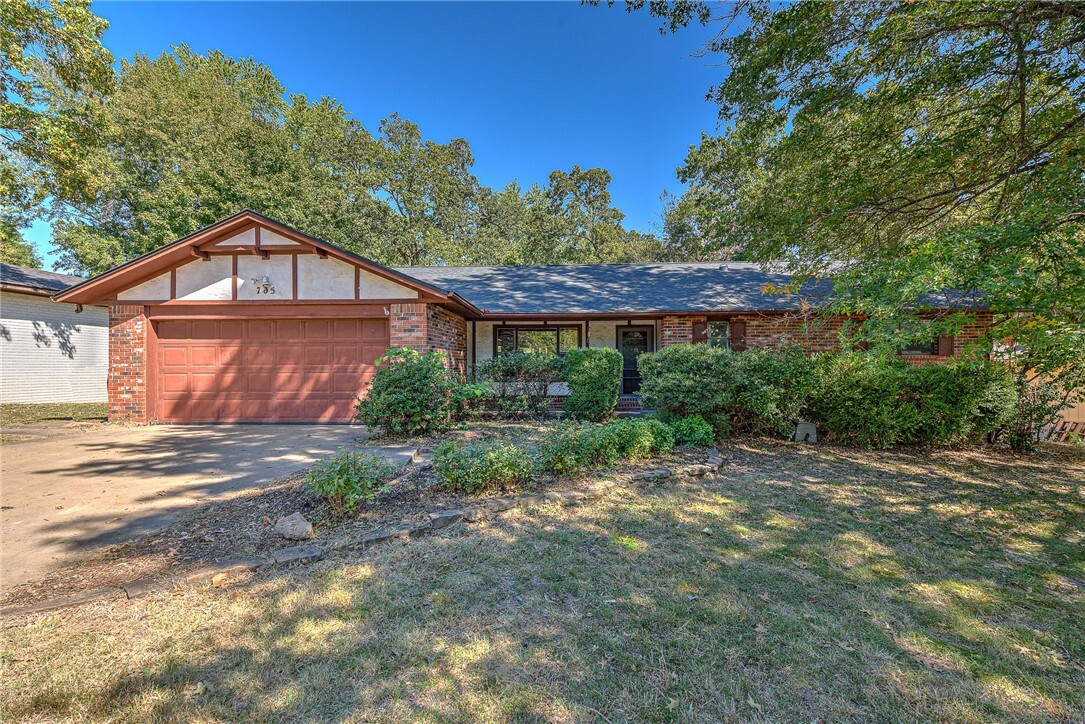 Property Photo:  705 N Woodland Drive  AR 72756 