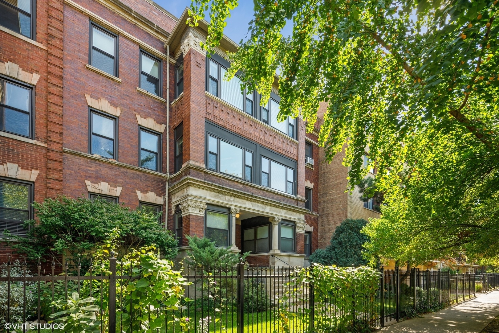 Property Photo: 5921 N Kenmore Avenue 1 IL 60660