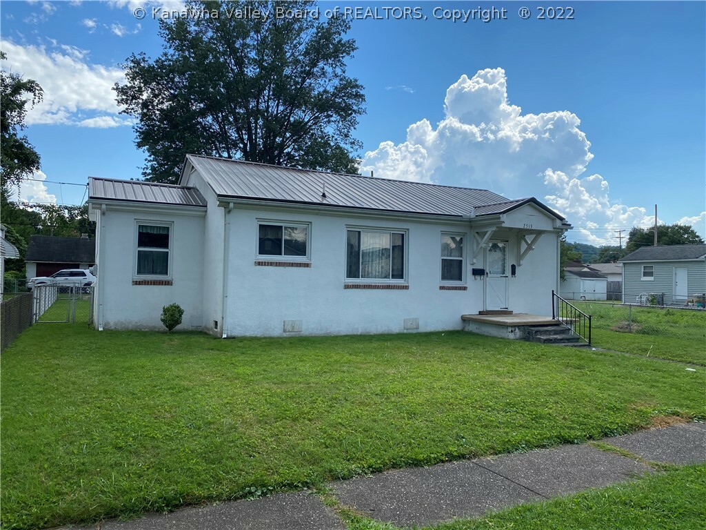 Property Photo: 2513 Lincoln Avenue WV 25177
