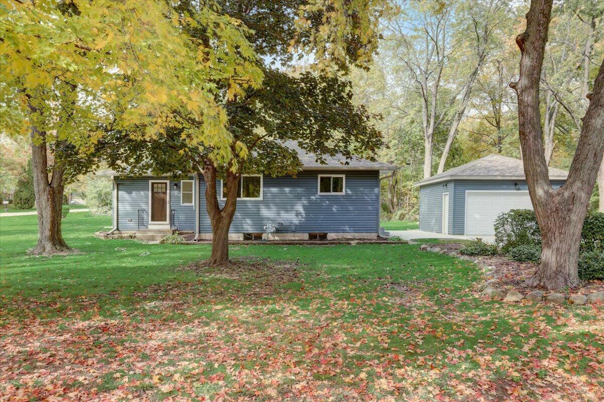 11810 W Oakwood Dr  Franklin WI 53132 photo