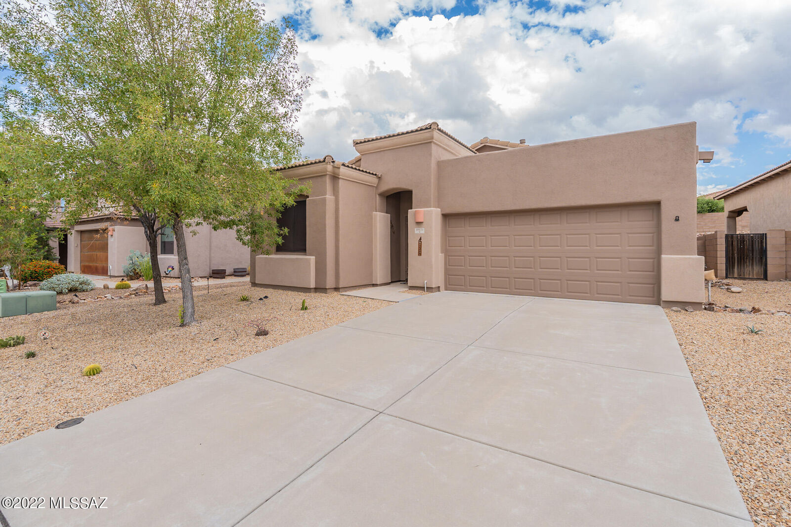 Property Photo: 10431 S Cutting Horse Drive AZ 85641