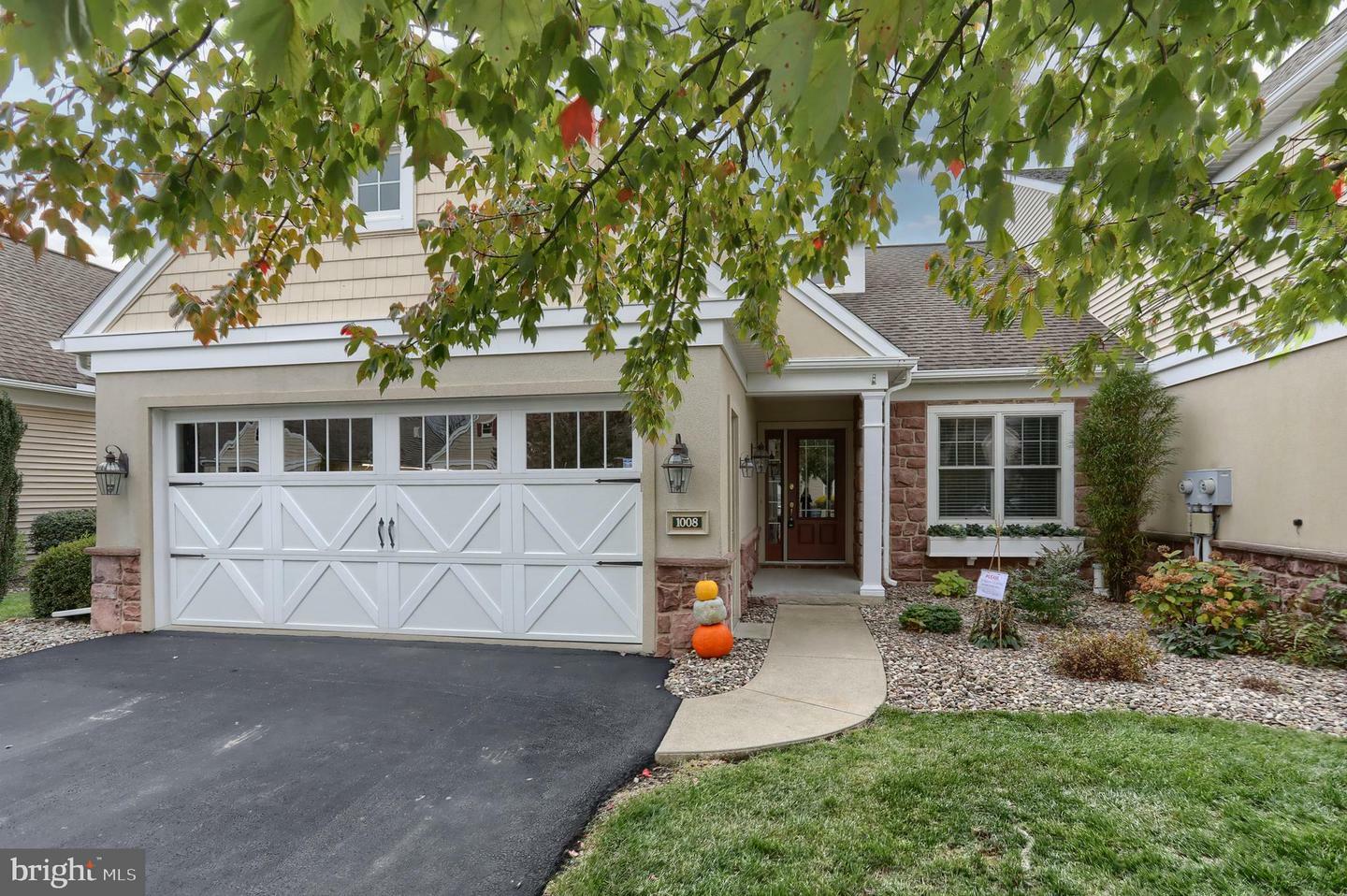 Property Photo: 1008 English Drive PA 17042