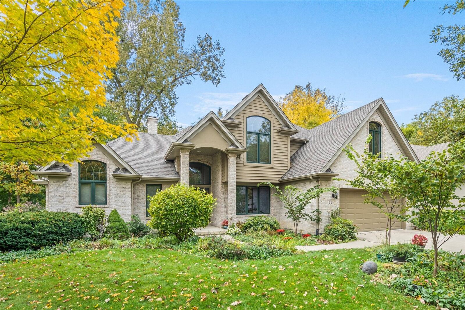 Property Photo: 33 Walnut Circle IL 60554