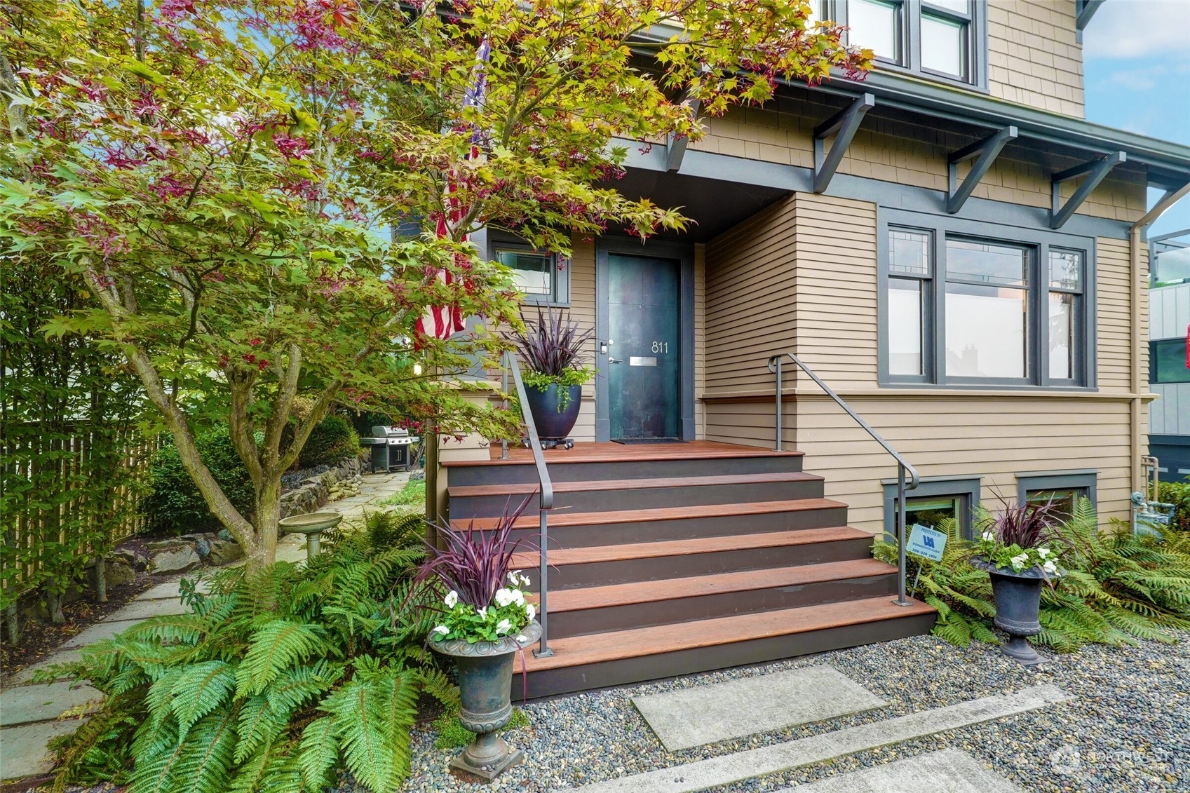 Property Photo:  811 W Blaine Street  WA 98119 