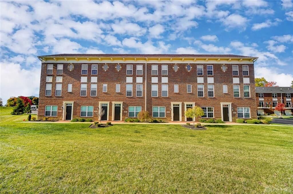 Property Photo: 902 Brownstone Row OH 45066