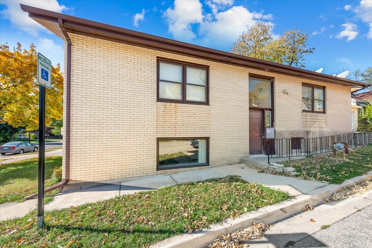 Property Photo:  440 Park Street  IL 60120 