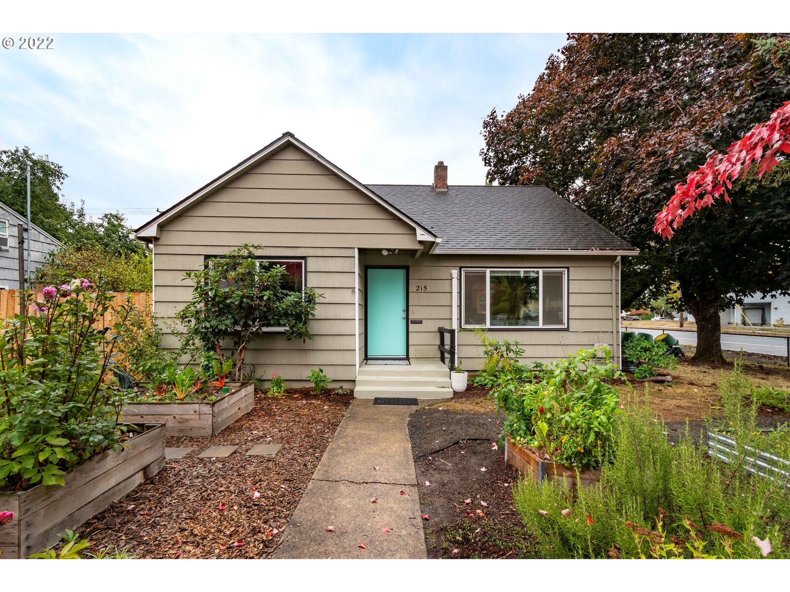 Property Photo: 215 E St OR 97477