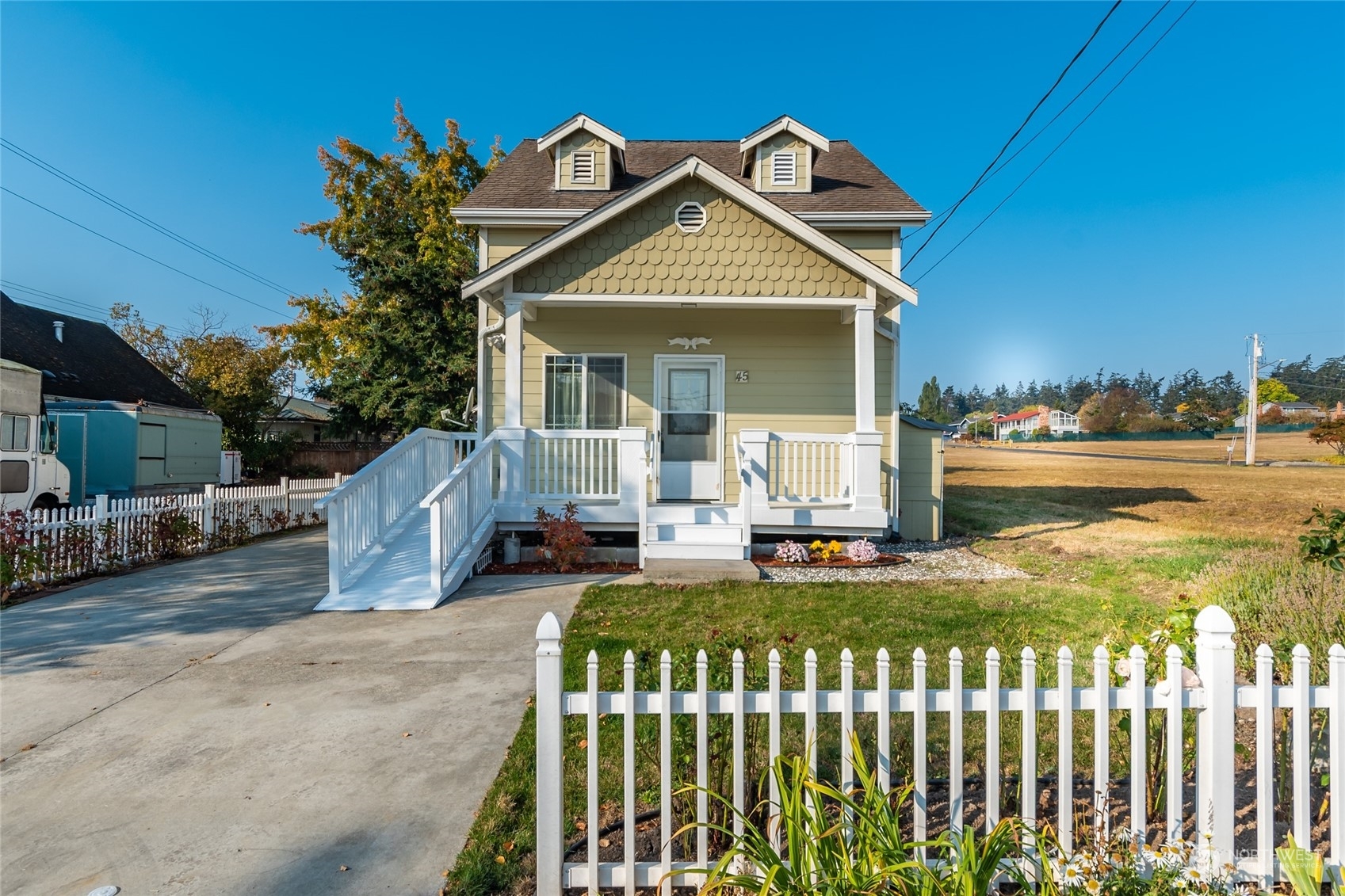 Property Photo:  45 N Oak Harbor Street  WA 98277 