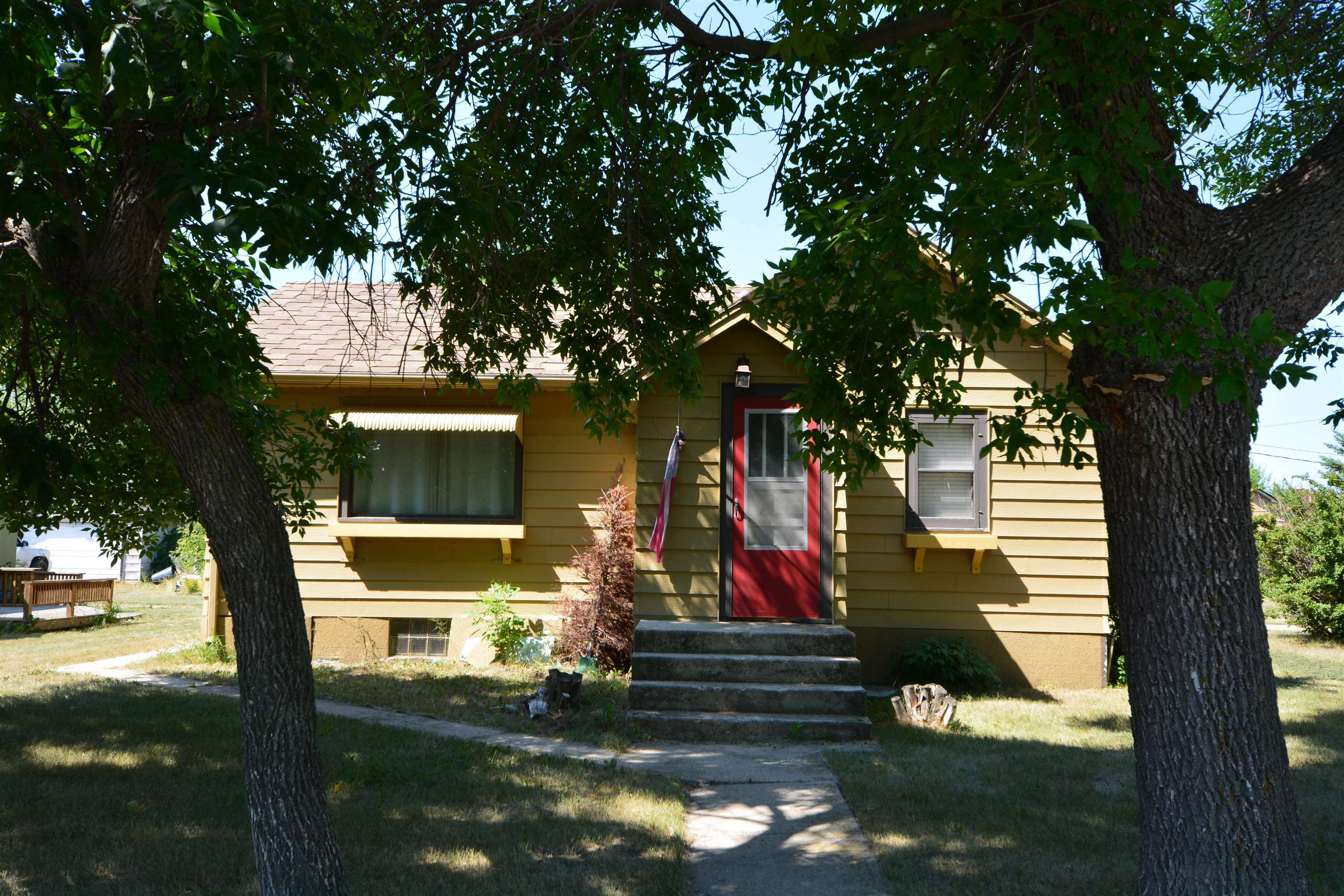 Property Photo:  520 SE 4th St SE  ND 58784 