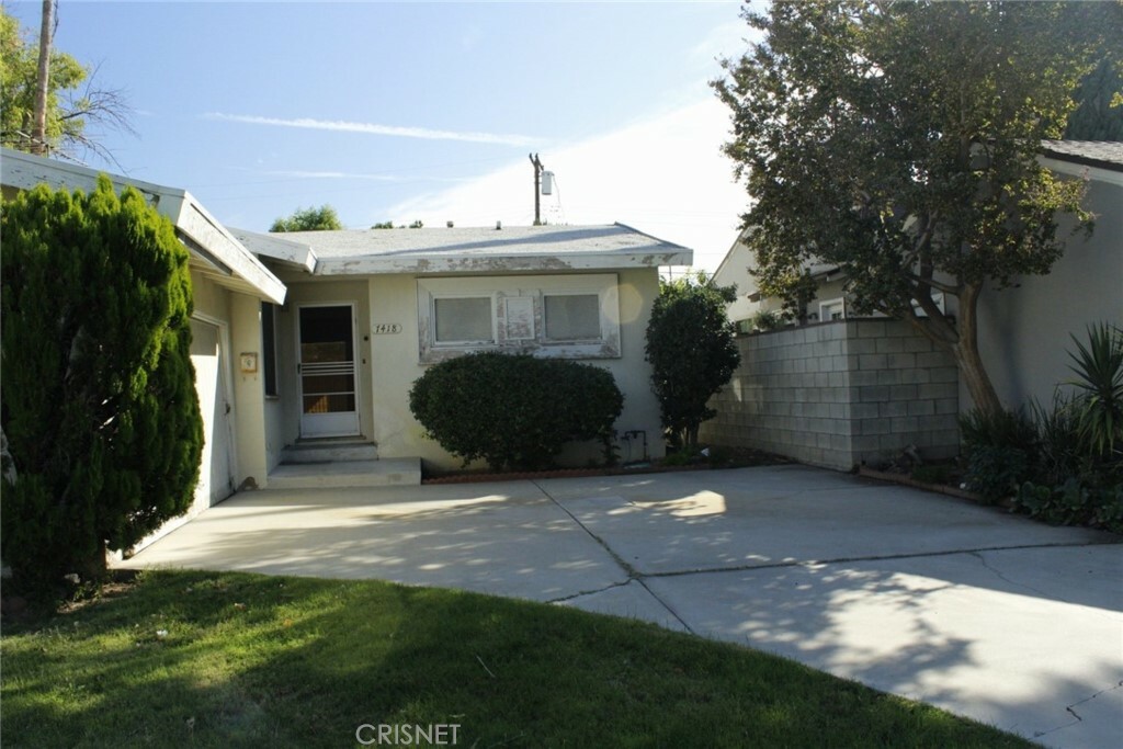 Property Photo:  7418 Vanalden Avenue  CA 91335 