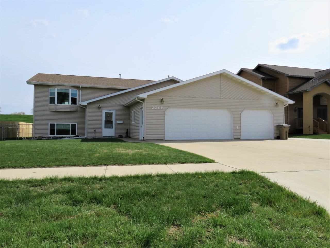 Property Photo: 2205 7th Ave SW ND 58701
