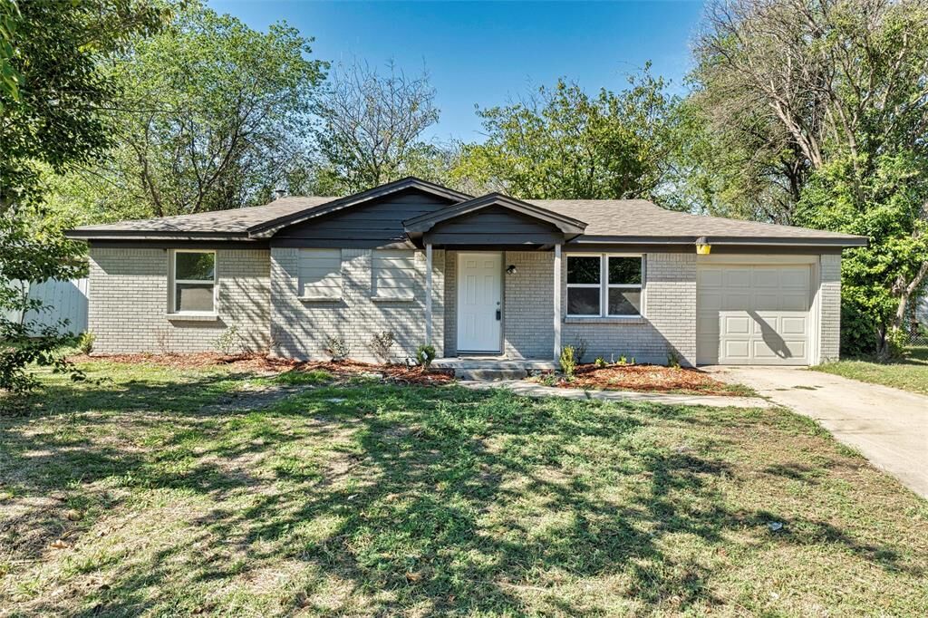 Property Photo: 420 Parkside Drive TX 76108