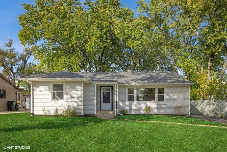 Property Photo: 1324 Hamilton Avenue IL 60126